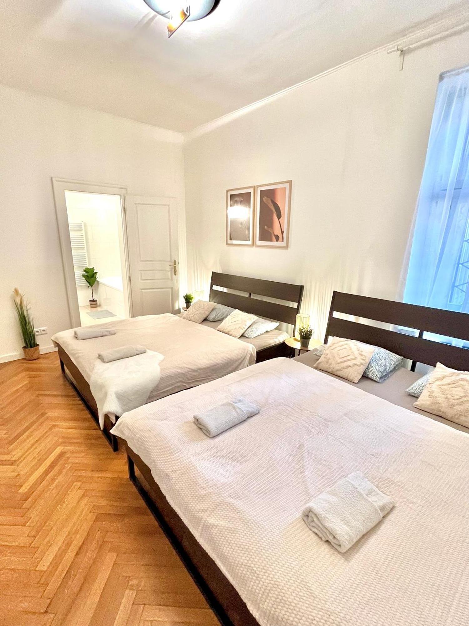 Apartment Mia - Old Town, Ac Bratislava Bagian luar foto